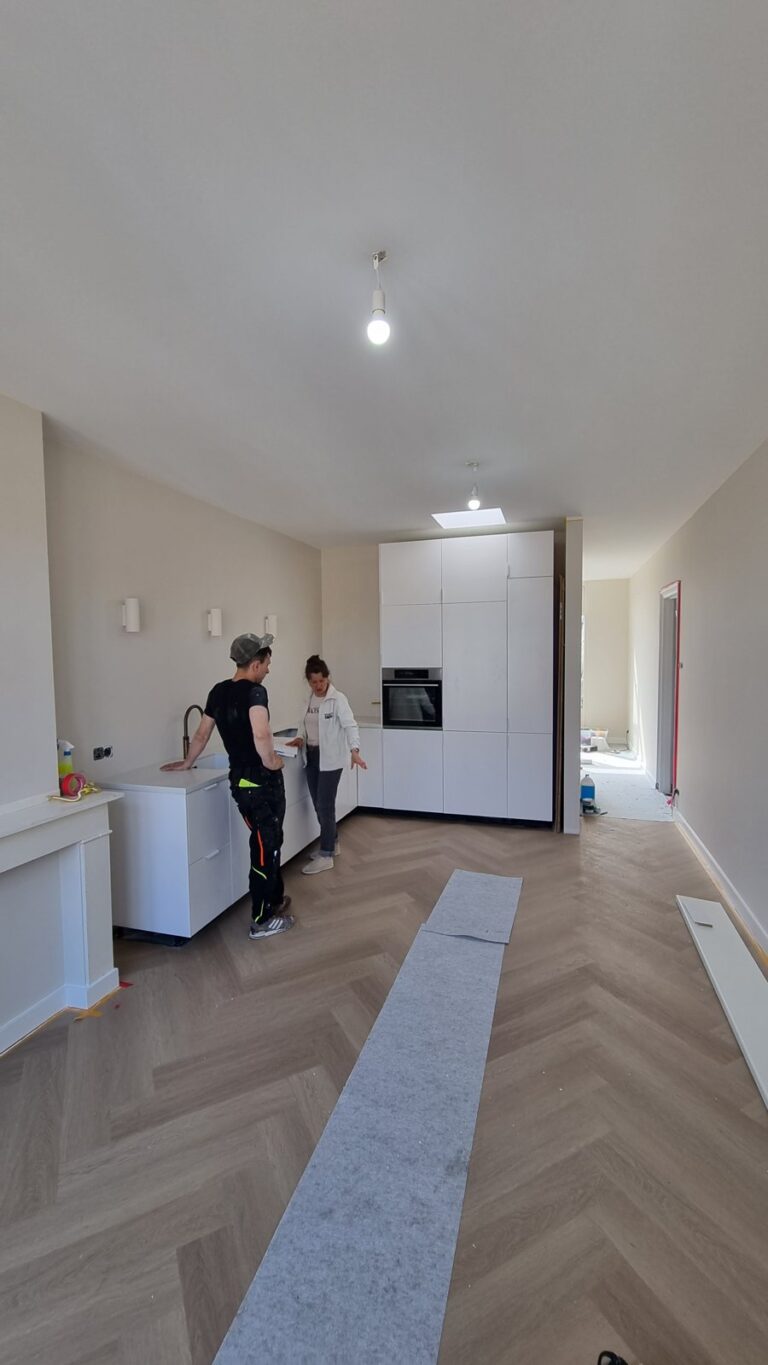 Na: Nieuwe witte keuken met visgraatvloer Den Haag