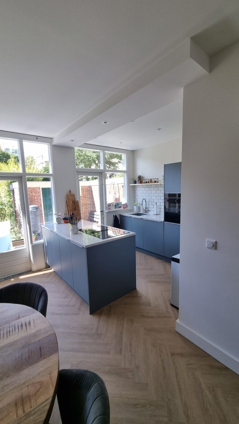 Na: Woonkeuken met blauw front en kookeiland Den Haag