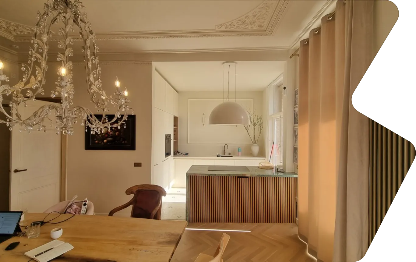 Gerenoveerde woonkamer met open keuken — ontwerp en uitvoering onder één regie