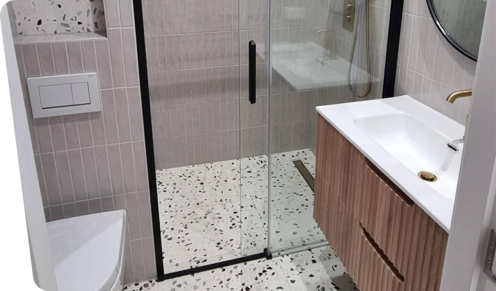 Badkamer met terrazzovloer, inloopdouche en houten wastafelmeubel