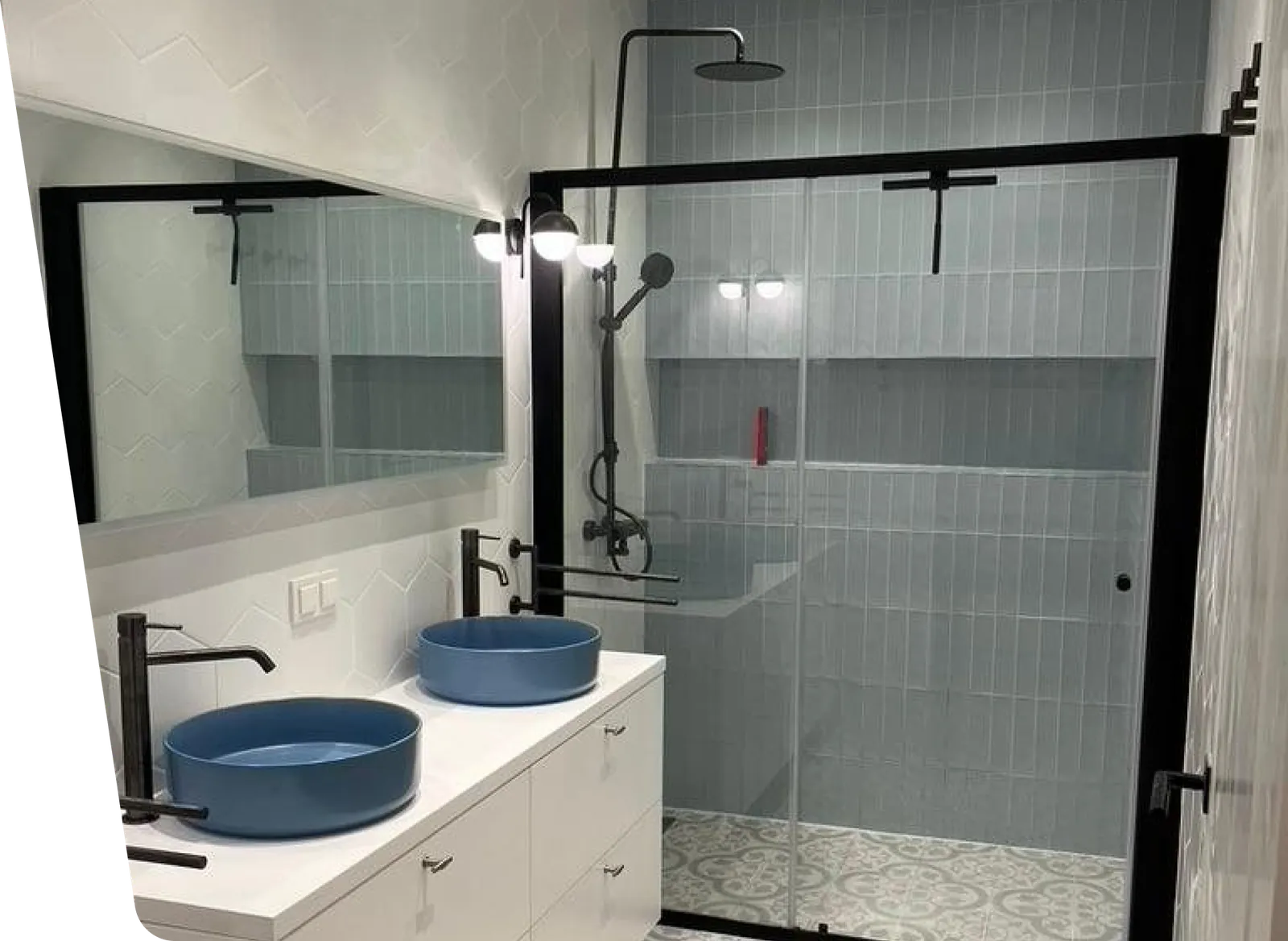 Badkamer met blauwe waskommen en inloopdouche na een renovatie in Den Haag