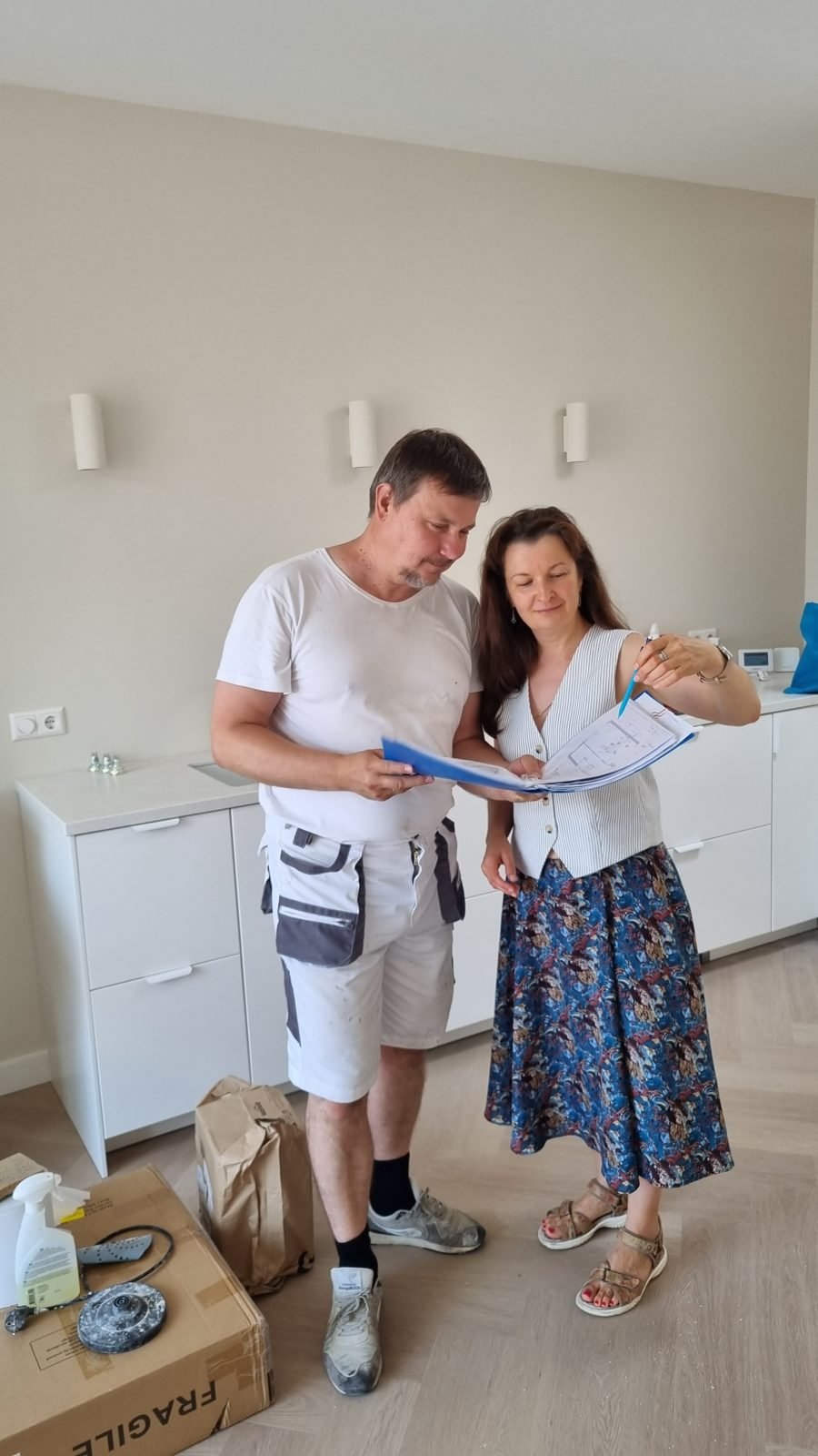 Oleg en Alja bekijken samen het verbouwplan