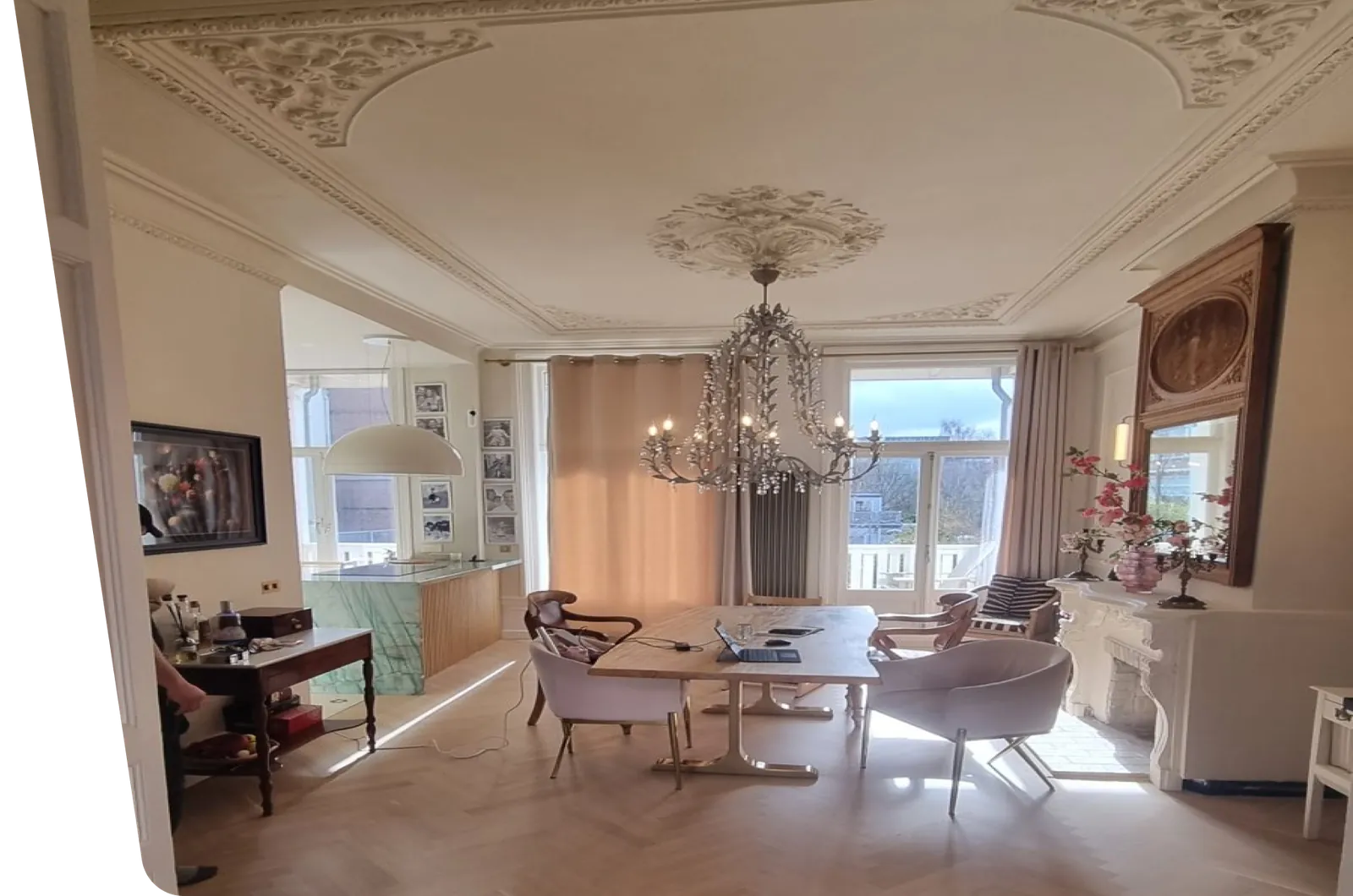 Jaren-30 renovatie met origineel sierplafond in Den Haag