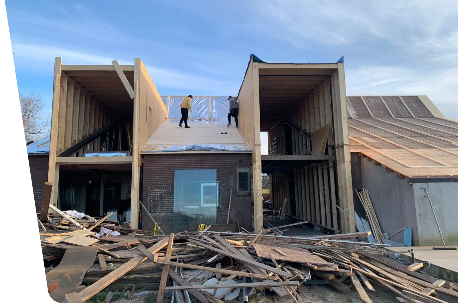 Opbouw met een nieuwe, goed geïsoleerde dakconstructie op een woning in Den Haag