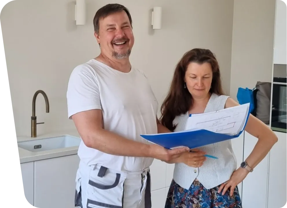 Oleg en Alja bespreken het plan en de tekeningen met de klant
