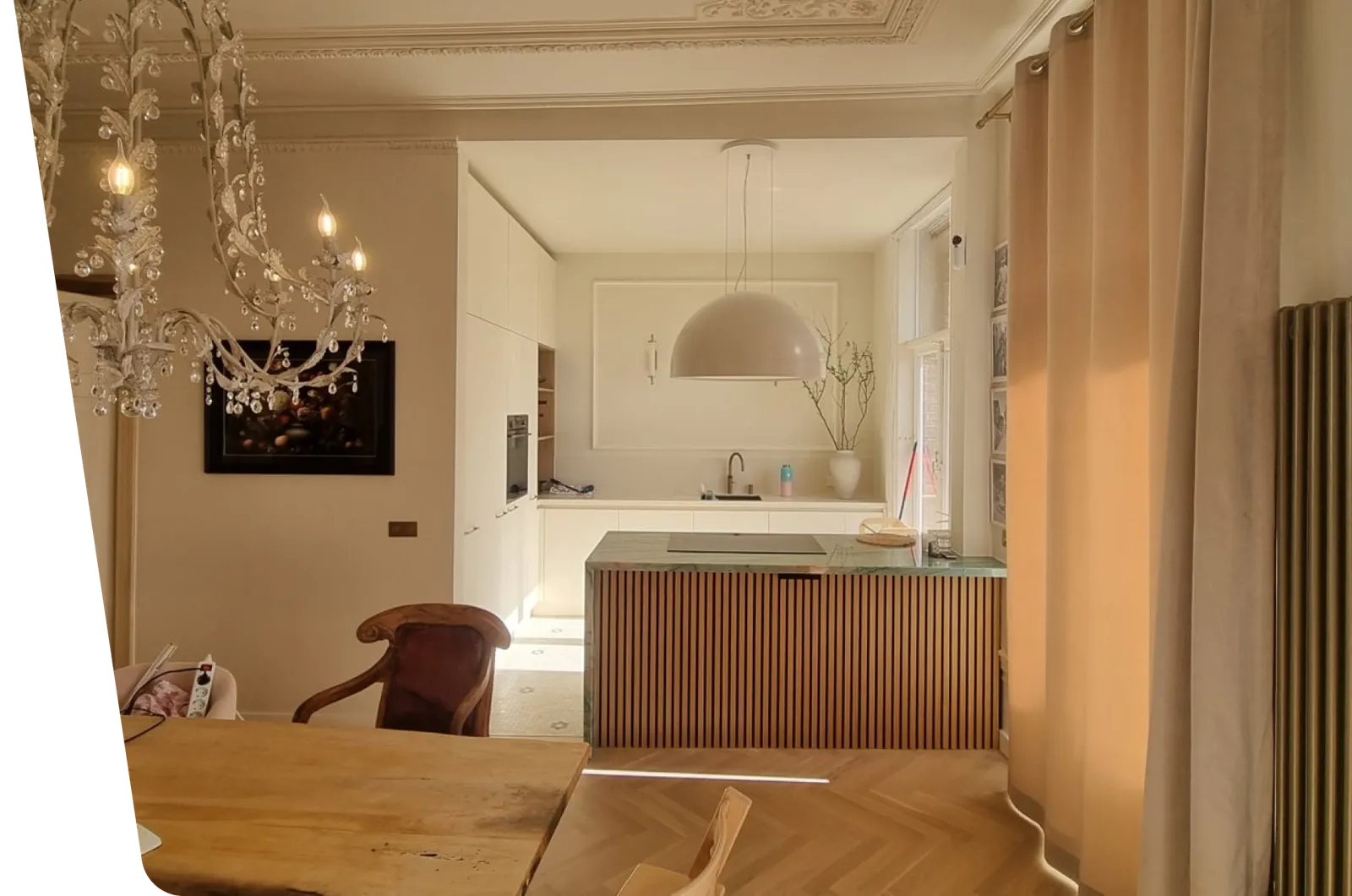 Afgeronde totaalrenovatie van een jaren-30 woning in Den Haag — woonkamer met open keuken