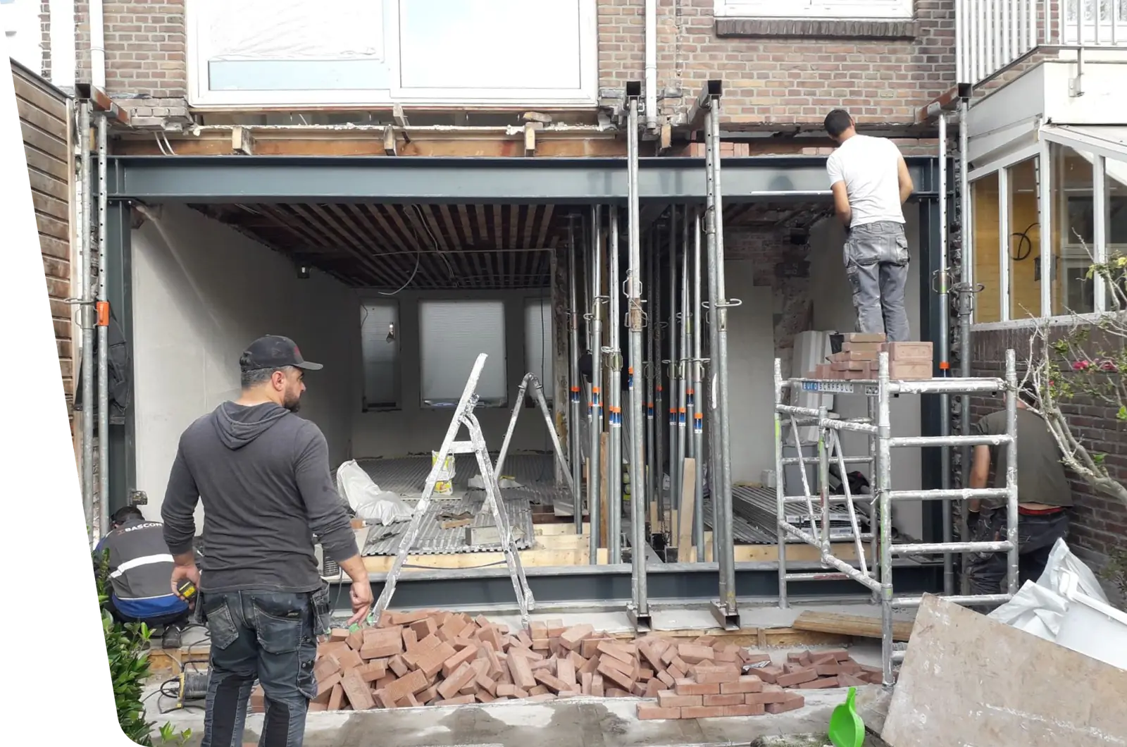 Uitbouw aan de tuinzijde geeft extra leefruimte op de begane grond — Den Haag