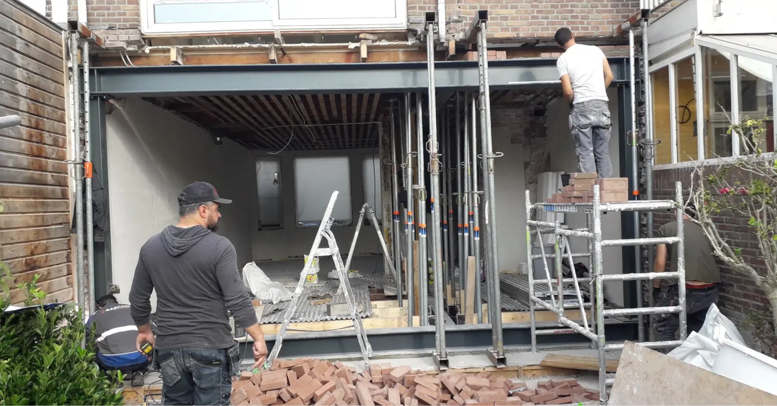 Uitbouw aan de tuinzijde geeft extra leefruimte op de begane grond — Den Haag